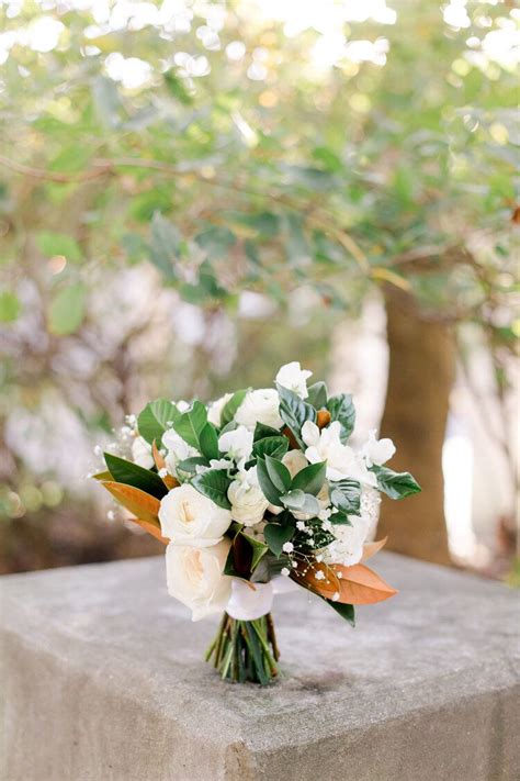 Go ahead and swoon over these photos of gorgeous fall bridal bouquets taken by columbus wedding photographers style & story creative… Classic white bridal bouquet | Magnolias wedding bouquet ...