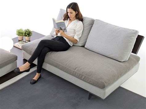 Un divano angolare piccolo per ambienti classici e moderni. Divano Piccolo Con Chaise Longue - Dimensione Relativa Bambino Sabbia Divani Piccoli Con Chaise ...