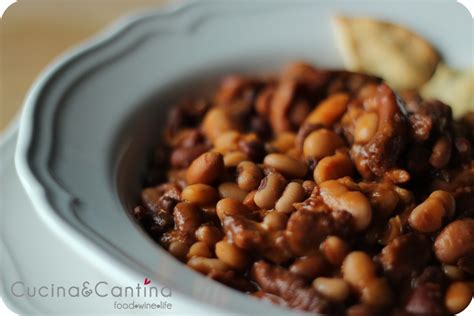 Ecco allora una rivisitazione, veloce e saporita, della loro la chiamano flatbread ossia pane schiacciato ma per noi questa ricetta è una interessante. Trippa e Fagioli con la schiacciata al rosmarino ...
