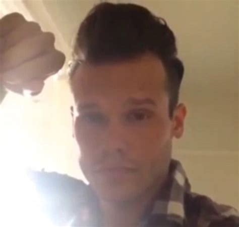 Starbucksdrakehands Guy Seductive Selfie Video Goes Viral Daily
