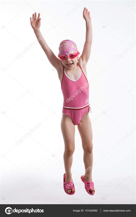kleines mädchen im rosa badeanzug stockfotografie lizenzfreie fotos © 151424082
