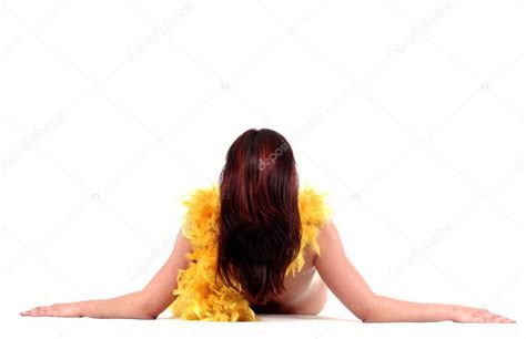 Mujer Desnuda Con Plumas Amarillas Bufanda Acostada En La Espalda
