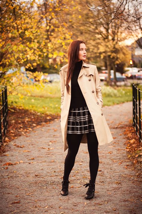 simple chic outfit ideas with a classic trench coat all black and plaid skirt outfit classy