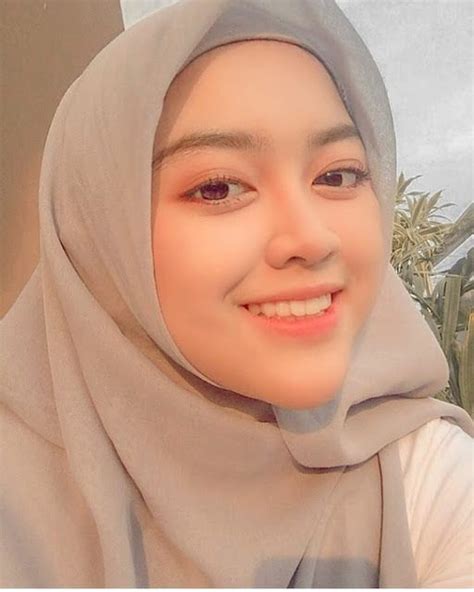 Hijab Cantik Buka Lowongan Jodoh | Beautiful hijab, Girl ...