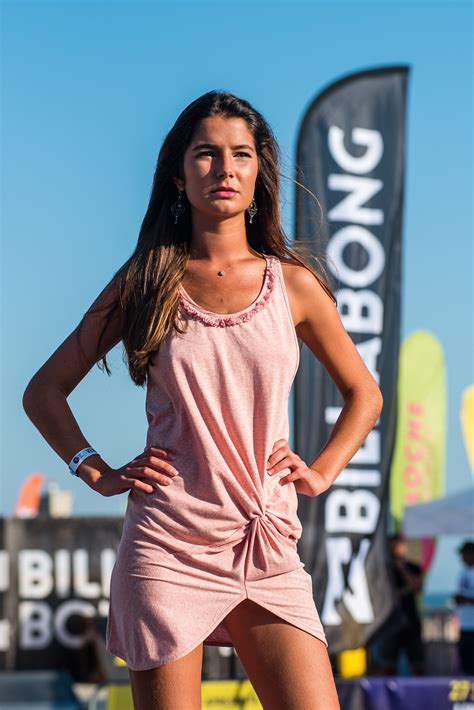 Teresa bonvalot is a portuguese professional surfer.12 she placed 21st on the 2016 and 2015 women's championship tour rankings after she placed twice . Desfile da Billabong atrai caras conhecidas - MoveNotícias