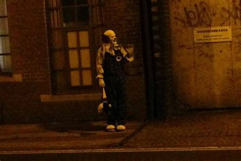 Northampton Un Mystérieux Clown Sillonne Les Rues Et Effraie Les Passants
