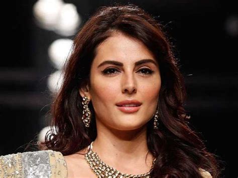 بھارتی ہدایتکار پر ہراسانی کا الزام لگانیوالی ایرانی اداکارہ نے بالی وڈ