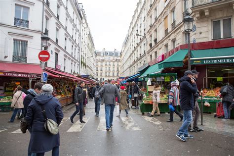 Maison château rouge est un label qui rend hommage au célèbre quartier du 18ème arrondissement de paris à travers des vêtements symbolisant la rencontre de plusieurs cultures. Paris respire à Château-Rouge - Ville de Paris