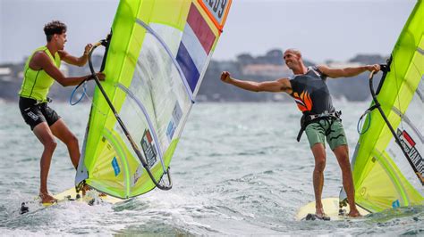 Op het ek windsurfen won kiran badloe vier van de tien races en sloeg hij toe in de beslissende finalerace. Windsurfer Badloe: 'Ik wil in Tokio de vlag dragen' | NOS