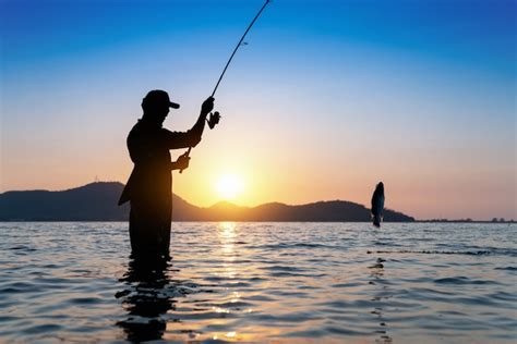 Pescador Tirando Su Caña Pescando En El Lago Hermosa Puesta De Sol