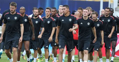 53' west ham player jarrod bowen hits a shot, successfully blocked by man utd. Manchester United team news vs West Ham - Manchester Evening News
