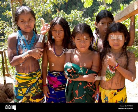 Cinq Filles Embera Qui Revient De La Rivière Embrea Drua République Du Panama Photo Stock Alamy