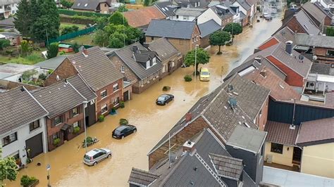 Erftstadt Blessem Häuser Eingestürzt Und Alte Burg Durch Flut Beschädigt