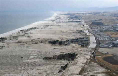 Tsunami memberikan dampak buruk, yakni hilangnya properti, jatuhnya korban, rusaknya infrastruktur, dsb. Kesan Tsunami Di Jepun (Gambar) | Fathi Yakan Blog