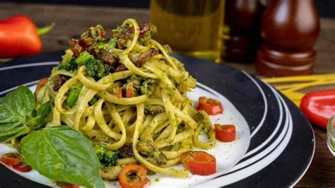 Pasta Al Pesto Con Speck E Pomodorini Sempre 10 Minuti Ci Metti Per