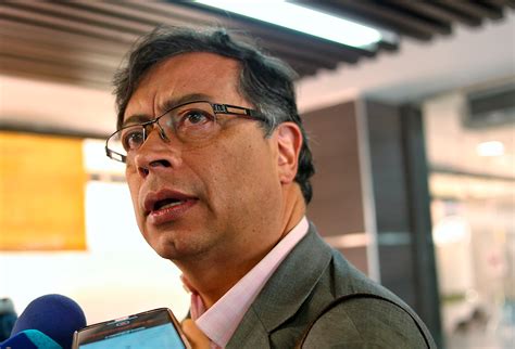 Petro (ptr) rating 4.5 out of 10. Aerocivil desmiente denuncia del senador Gustavo Petro | La FM
