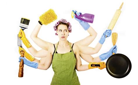 Foto circa la bella giovane donna sta facendo la pulizia a casa strumenti e sorridere di pulizia della tenuta. Pulizie domestiche - Pulizia