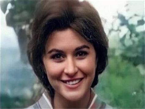 فارقت سندريلا الشاشة الفنانة سعاد حسني الحياة إثر سقوطها من شرفة شقة في الطبقة السادسة من مبنى ستيوارت تاور في لندن، في 21 حزيران/يونيو 2001. مشاهد من حياة "السندريلا" سعاد حسني .. "نجاة" غارت منها ...