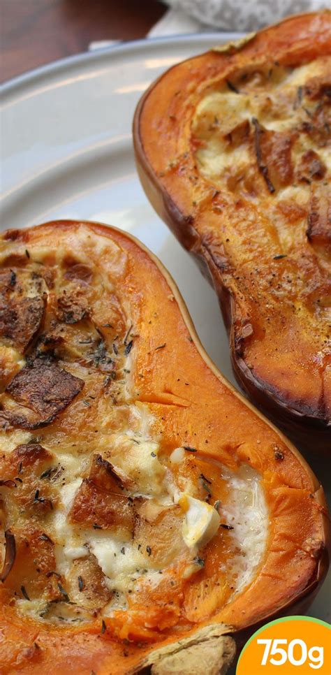 Une courge butternut farcie au chèvre, lardons et thym, c'est bon, joli et il y a du goût. Butternut farcie au chèvre | Recette | Recettes de cuisine, Butternut farcie, Recette butternut