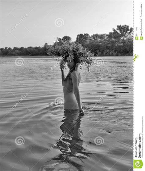 La Mujer Joven Desnuda Hermosa Con La Guirnalda Se Divierte En Agua Foto De Archivo Imagen De