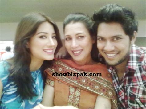 Host bhai.questions urdu main karna chahie thy aur awaz bhi clear kro. Pakistani Showbiz : Pakistani Celebrity Moms