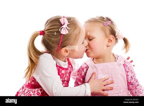 Studioaufnahme Von Zwei Kind Küssen Stockfotografie Alamy