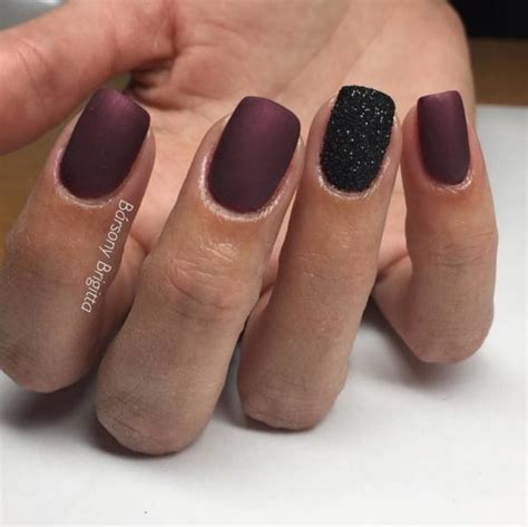 El negro representa la elegancia y el misterio, puedes usarlo en tus uñas para verte más glamorosa. Uñas negras 2020 - Tendenzias.com
