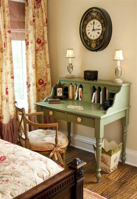 Here are some things you can do to make your new space work a small cottage means small rooms. A place to write in a cottage bedroom.. | Huis inrichting ...