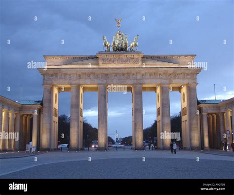 Brandenburger Tor Mit Pariser Platz In Der Dämmerung Das Erste