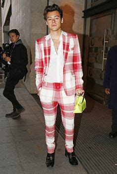 Harry styles is securely at the top of our fashion inspirations list, as the 'watermelon sugar' hitmaker never fails to get the whole world talking every time a new. Best Looks: Harry Styles | Harry styles, Cool outfits, Style