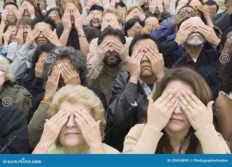 Mensen Die Ogen Behandelen Met Handen Stock Foto Image Of Latijns