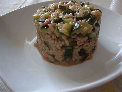 Un semplice risotto con semplici ingredienti, mantecato con del formaggio fresco per renderlo morbido e cremoso. Risotto con speck e zucchine