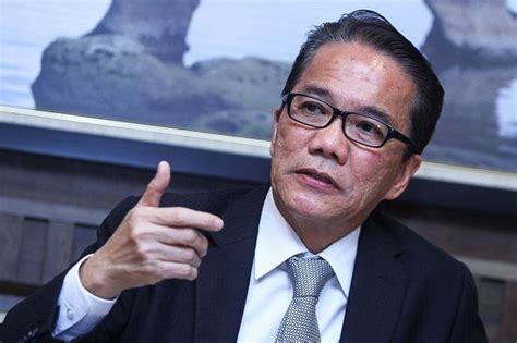Ia disebabkan kandungan di dalam cakera intervertebra iaitu nucleus polposus terkeluar dan menghimpit saraf dikawasan tulang belakang. Takziah... Ahli Parlimen Batu Sapi, Liew Vui Keong ...