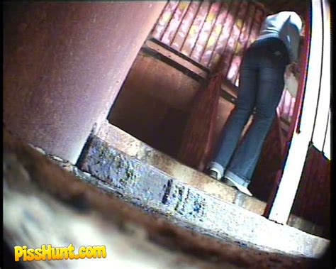 Zwei Tussis Werden Beim Pinkeln In Spycammed Toilette Gefilmt Porno