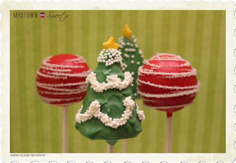 These christmas cake pops will easily be the star of all your holiday desserts (and they might become your favorite cake pop recipe, too!). Midtown Sweets | Christmas Cake Pops - Themed & Classic