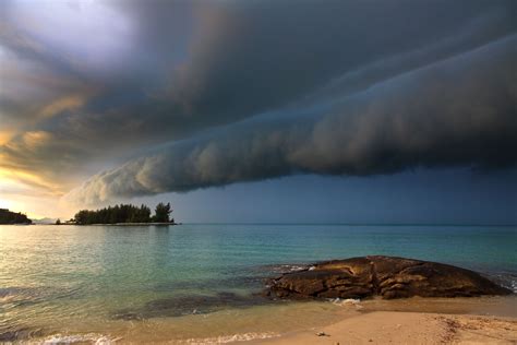 9 Ominous Images Of Roll Clouds