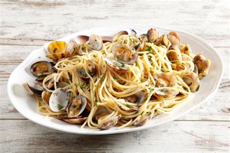 Today we learn how to make spaghetti alle vongole, or spaghetti with clams. Spaghetti alle Vongole