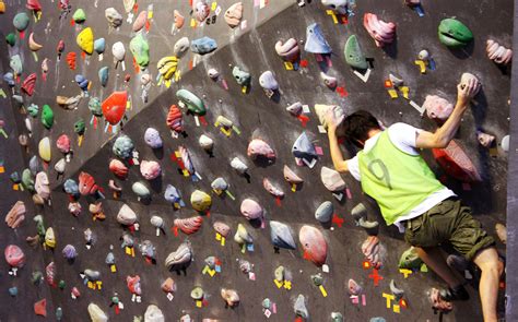 It's 23:07 right now, with clear sky and the temperature of 18°c (64.4°f) in tokyo. Climbing the Walls in Tokyo - GaijinPot