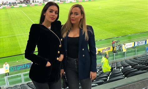 «tenemos una relación magnífica, muy estrecha, de amor infinito con nuestros padres y entre. Ivana, la sorella di Georgina Rodriguez scatenata per la ...