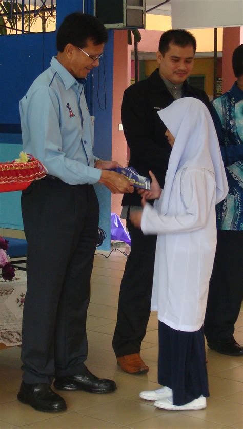Bantuan khas awal persekolahan 1malaysia (bkap1m) perlu diagihkan lebih awal bagi membantu keluarga berpendapatan rendah. PUSAT SUMBER SEKOLAH: MAJLIS PENYERAHAN BANTUAN KHAS AWAL ...