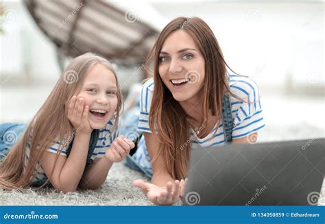 La Madre Y La Hija Sonrientes Pasan Su Tiempo Libre Junto Imagen De