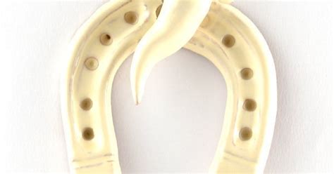 Sceglilo per un relax totale dopo un'intensa giornata di lavoro. Ferro di cavallo portafortuna in ceramica con peperoncino