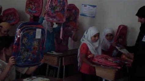 بدعم من جمعية الرحمة العالمية الكويت توزيع 250 حقيبة مدرسة في مناطق حلب الحرة Youtube