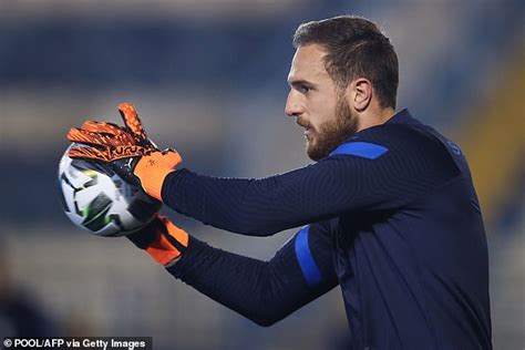 Jan oblak is a goalkeeper who have played in 16 matches and scored 0 goals in the 2020/2021 season of la liga in spain. Chelsea target Jan Oblak impresses as Slovenia clinch UEFA Nations League promotion | Daily Mail ...