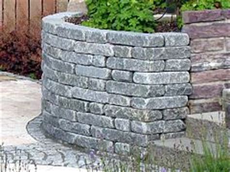 Wer eine trockenmauer auf seinem grundstück oder in seinem garten bauen will, kann zwischen künstlichem und natürlichem gestein wählen. Freistehende Trockenmauer Ohne Fundament - lueduprep