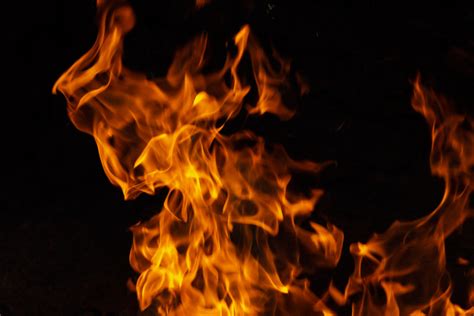 Api ini terjadi akibat dari benda padat yang terbakar, misalnya kayu, kain, karet, plastik dsb.pada saat dalam kondisi terbakar, bahan jenis klasifikasi a ini akan terus bereaksi mengalami pembakaran dan akan terus menyala selama tiga komponen dari fire triangle (panas, bahan bakar, oksigen) tersedia. Jenis-Jenis Media dalam Alat Pemadam Api Ringan