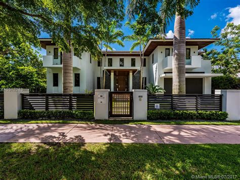 Beautiful And Elegant Waterfront Home In Coral Gables For Sale The