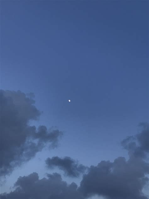 Pin By 𝗺𝗼𝗼𝗻 𝗮𝗻𝗴𝗲𝗹ଓ゜ On ̣̩⋆̩ Moon Sky Aesthetic Light Blue Aesthetic