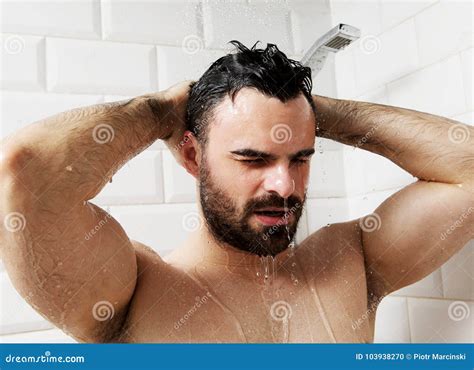 Hübscher Nackter Junger Mann Der Dusche Im Badezimmer Nimmt Stockfoto Bild Von Glück Gesund