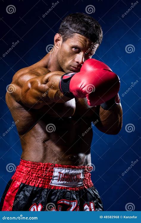 starker muskulöser boxer in den roten boxhandschuhen ein mann in boxer s stockfoto bild von